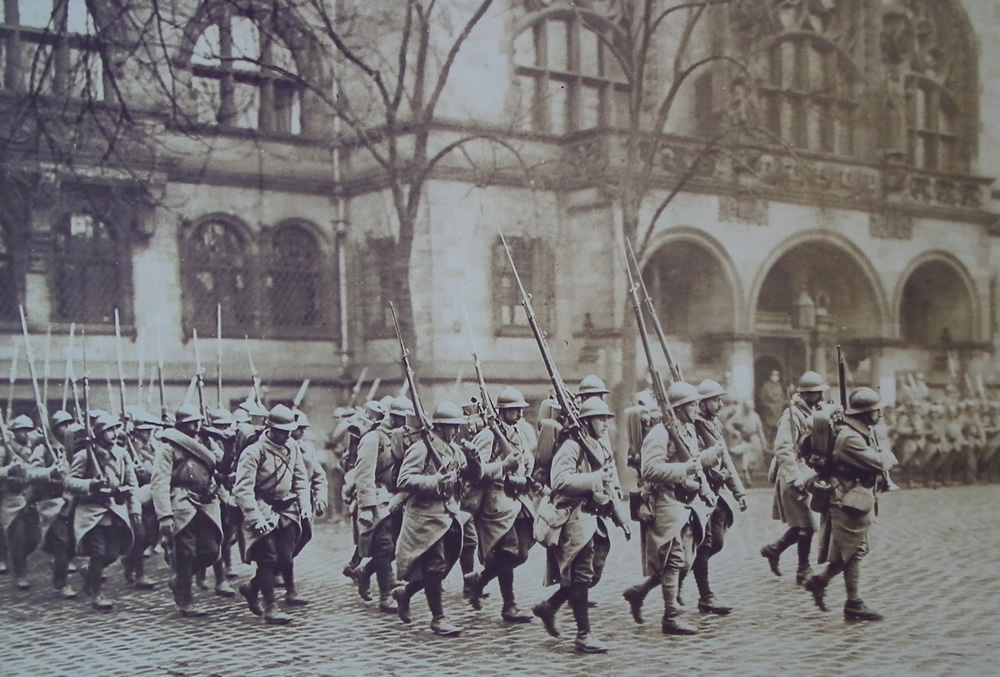 Aufmarsch französischer Besatzungstruppen vor dem Duisburger Rathaus 1921 (Quelle: Kultur- und Stadthistorisches Museum Duisburg/ Reproduktion aus dem Stadtarchiv)