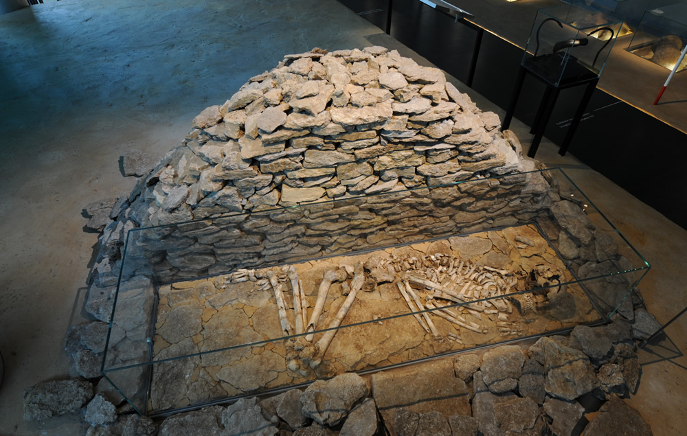 Hügelgrabdarstellung, Grab eines Mannes, Höxter,1800-1500 v.Chr. (Quelle: LWL-Museum für Archäologie / Mark Tewissen)
