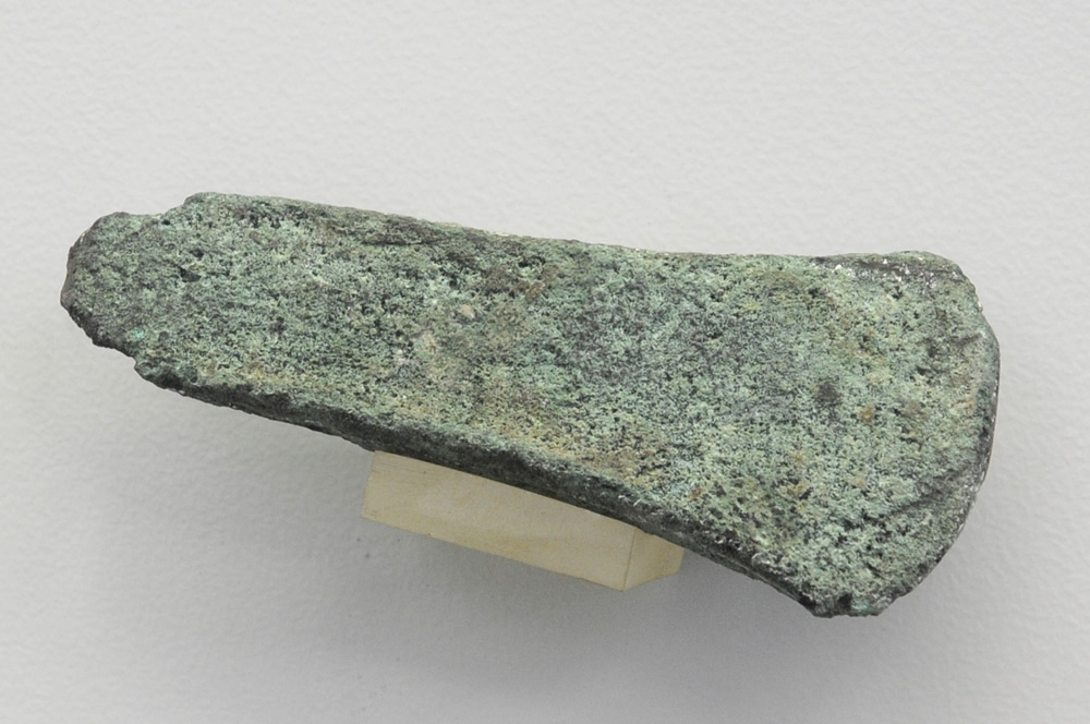 Kupferbeil, aus dem Boye-Bach bei Bottrop, 1.800 v. Chr. (Quelle: Quadrat Bottrop Museum für Ur-  und Ortsgeschichte)