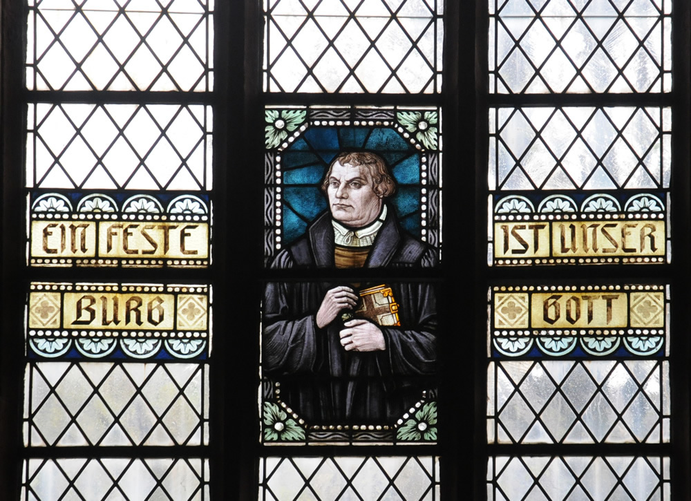 Abbildung Martin Luthers im Kirchenfenster der Evangelischen Jakobuskirche Breckerfeld (Quelle: Dießenbacher Informationsmedien)
