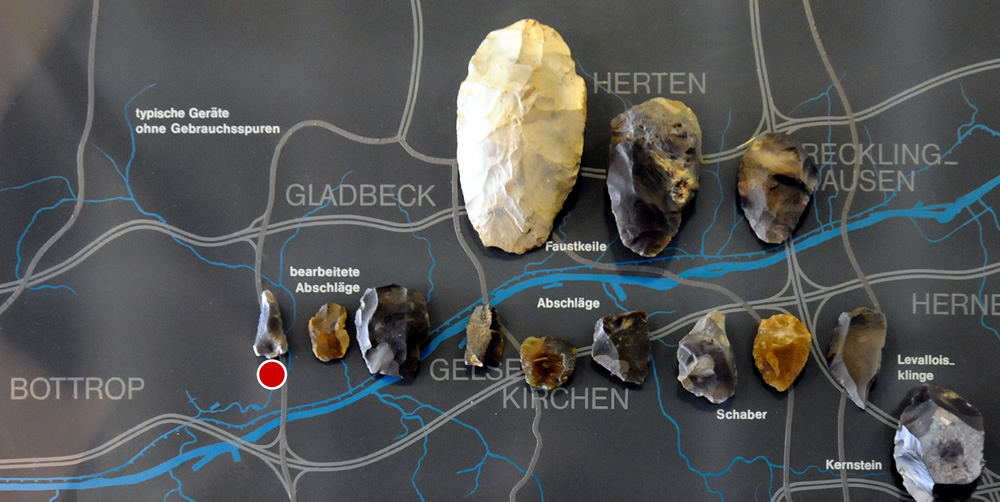Altsteinzeitliche Faustkeile und andere Feuersteingeräte, 80.000 v. Chr., Bottrop-Welheim (Quelle: Quadrat Bottrop Museum für Ur-  und Ortsgeschichte)