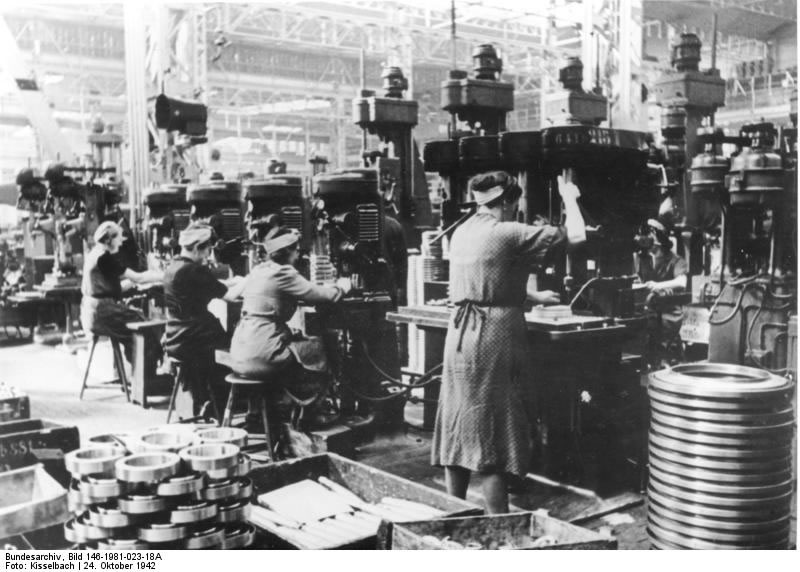 Rüstungsproduktion, Frauenarbeit an Bohrmaschinen, 1942 (Quelle: Bundesarchiv Bild 146-1981-023-18A; Lizenz: http://creativecommons.org/licenses/by-sa/3.0/de/deed.de)