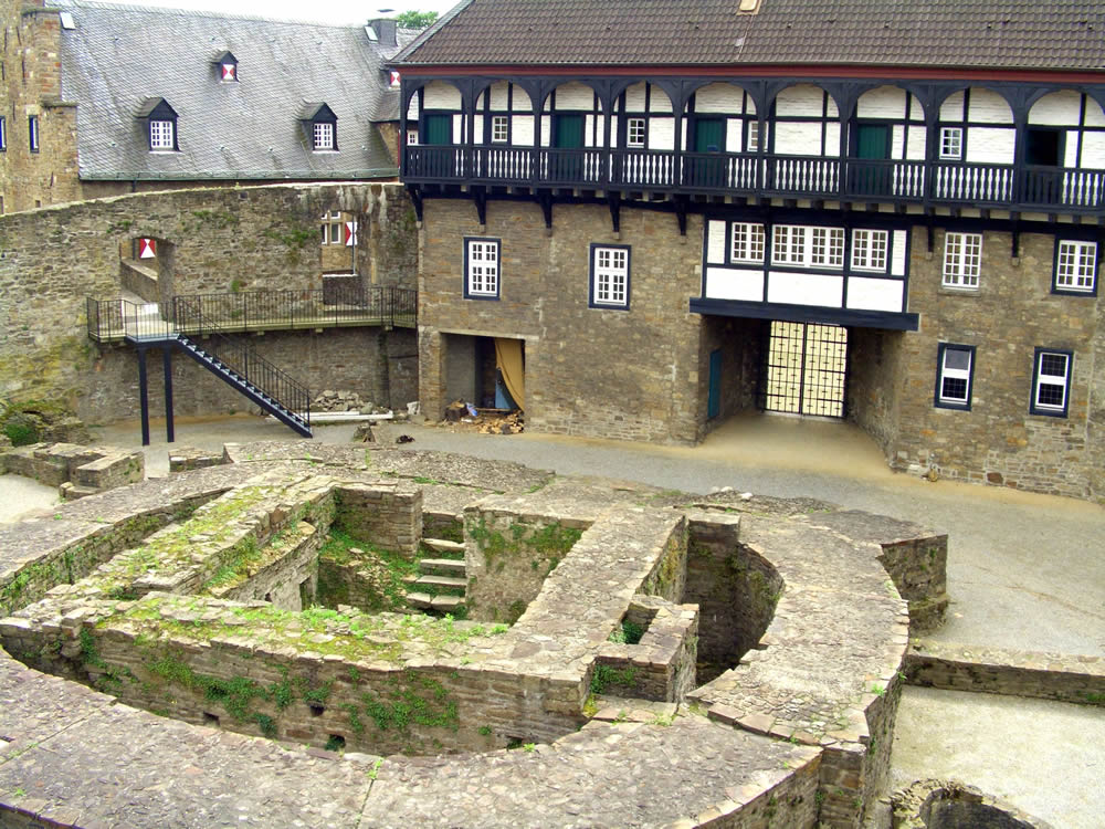 Schloss Broich, Blick vom Wehrgang auf den Bergfried sowie auf Teile der spätkarolingischen Anlage aus dem späten 9. Jh. (Quelle: Wikipedia, Oliver Koeneke (Benutzer i.c.wiener))