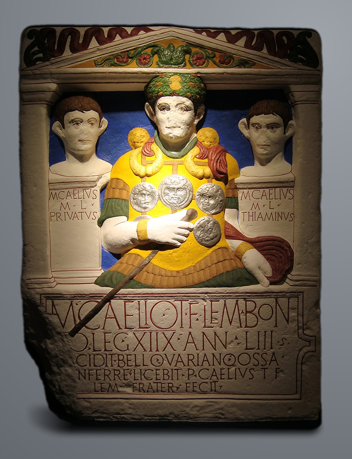 Gedenkstein von Marcus Caelius (farbige Rekonstruktion) (Quelle: LVR-RömerMuseum Xanten)