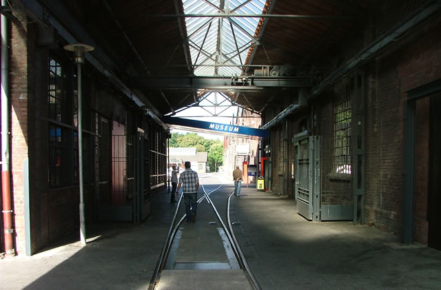Abb. 4: Weiter durch den überdachten Eingangsbereich. Rechts im Hintergrund findet sich der Eingang zum LVR-Industriemuseum