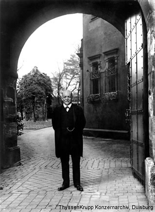 Abb. 4: August Thyssen 1912 in Torbogen seines Landsitzes Landsberg, Quelle: ThyssenKrupp Konzernarchiv Duisburg