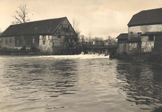 Abb. 1: Wittfelder Mühle an der Emscher 1902, Quelle: Stadtarchiv Duisburg, Aufnahme A. Schneider