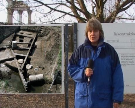 Die Archäologin Sabine Ley erläutert im Film 'Hafenverlandung' die Ergebnisse der Untersuchungen zum Hafen der Colonia Ulpia Traiana.