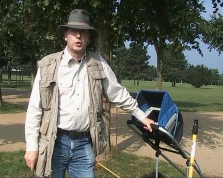 Der Geophysiker Dr. Kathage führt im Archäologischen Park sogenannte Magnetometer-Messungen durch. Damit lassen sich ohne aufwändige Grabungen Fundamente im Boden orten und vermessen.